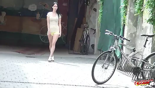 Alman izci - sıska genç nikki pikap ve sokakta sikişiyor