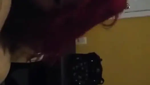 Tombul orta yaşlı seksi kadın şişman bir yarağı emiyor ve her yerine salya akıtıyor