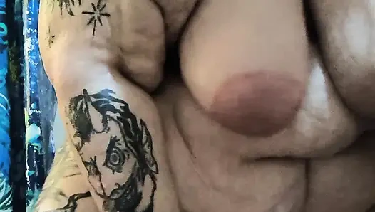 Sabunlu bir bulaşık işerken fışkırtarak boşalmasını izliyorum