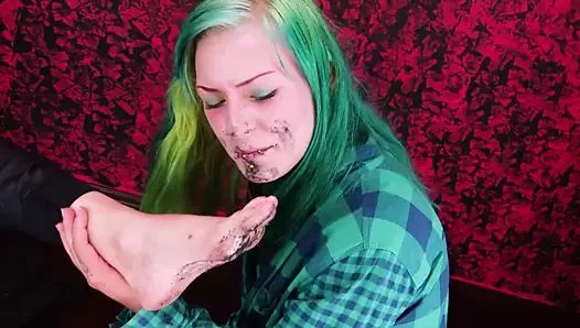 Kız bir arkadaşının kirli ayaklarını yalıyor