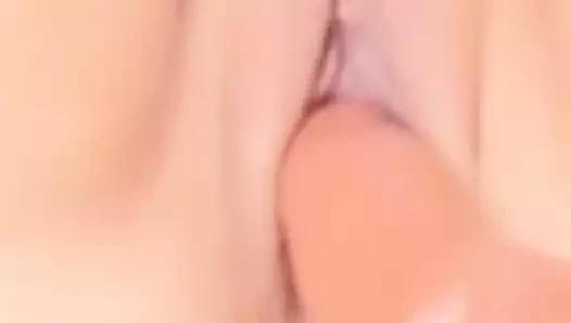 18 yaşındaki genç kız sıkı amına mastürbasyon yapıyor