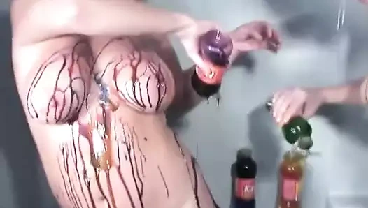 Azgın kızlar duşta birbirlerinin çıplak vücutlarını boyayla kapatıyor