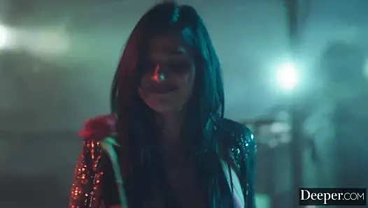 Daha derin. küçük ejderha 2 yabancı ile üçlü bükülmüş