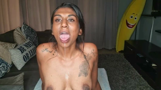 Desi kanepede oturuyor ve ağzını sallıyor ve dilini oynatıyor.