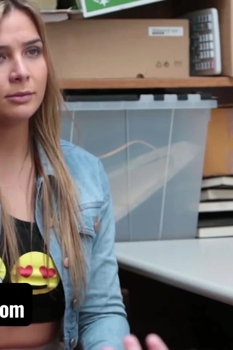 Shoplyfter - düzgün vücutlu hatun Blair Williams memur onu arka odaya götürdüğünde çaldığına pişman oldu