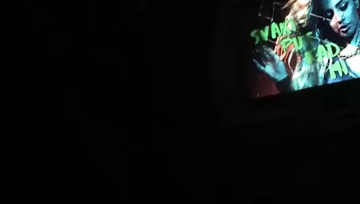 Eski kız arkadaşım bir Sırp pop yıldızını dinlerken beni sikiyor