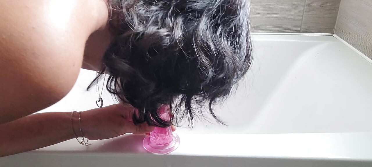 Orta yaşlı seksi kadın banyoda kendine zevk veriyor