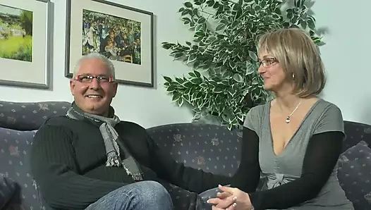 Acımasız bir üçlü seksi bir çift nüfuz sürtük