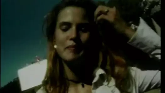 Sıcak cinsel bebek bacaklarını yayar ve ormanın gölgesinde becerdin alır