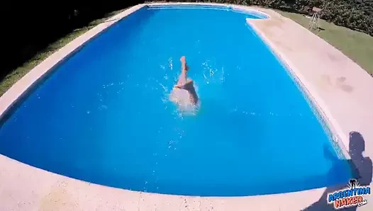 Havuzda ıslak sıkı tayt içinde Busty genç büyük deve tırnağı!