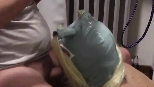 Sarı iki kuyruklu MILF ağzına alıp boşalıyor