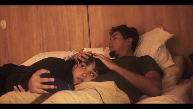 Смотрю Netflix с моей сводной сестрой, но я не мог помочь, но положил мой пенис в ее рот, они почти обнаружили нас!!