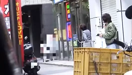 Jav kamu çıplaklık tanga bikini Tokyo'da yürüyüş altyazılı