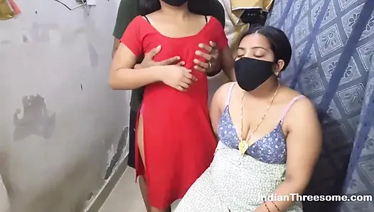 Desi orta yaşlı seksi kadın ve sevimli 18 yaşındaki genç kızla gerçek Hintli üçlü grup seks