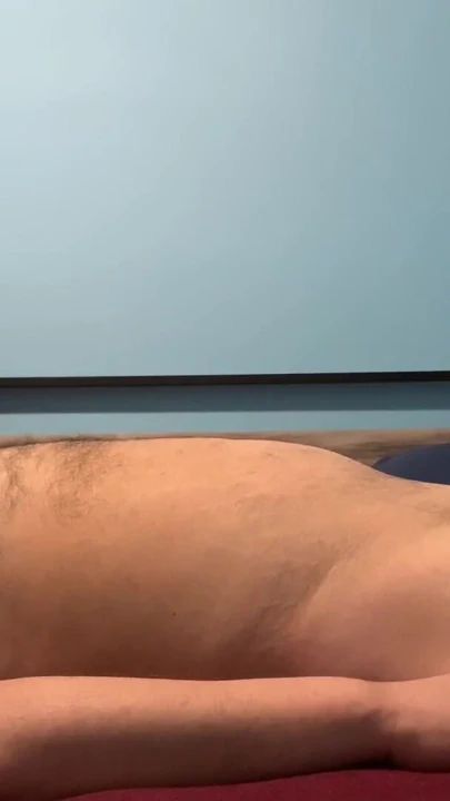 Sulu bir oral seks ile uyurken erkek arkadaşını uyandırır ve onun tüm boşalmasını yutar ve emmeye devam eder. | Klip 1