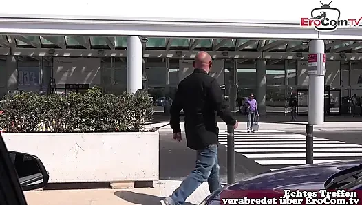 Alman tatilçi Mallorca havaalanından aldı ve sevişti.