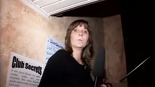 Grup seks, mevcut yarağa binmeye hazır ve zevk almak için onları değiş tokuş etmeye hazır orta yaşlı seksi kadınlarla bakış açısıyla filme alındı