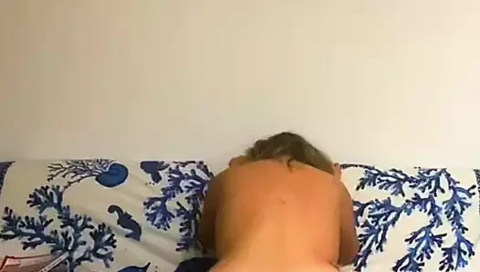 Erkek arkadaşımın yarağının üstüne atlamayı seviyorum