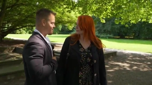 turuncu-kırmızı saçlar ve beyaz vücut etrafına