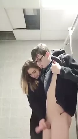 Быстрый камшот после его дрочки от его первой подруги