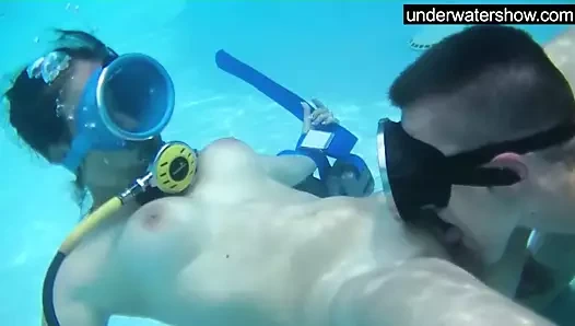 Şeker su altında yalandı