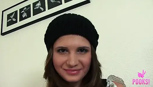 Sevimli genç Inna tatlı amını azgın yaşlı adama siktiriyor