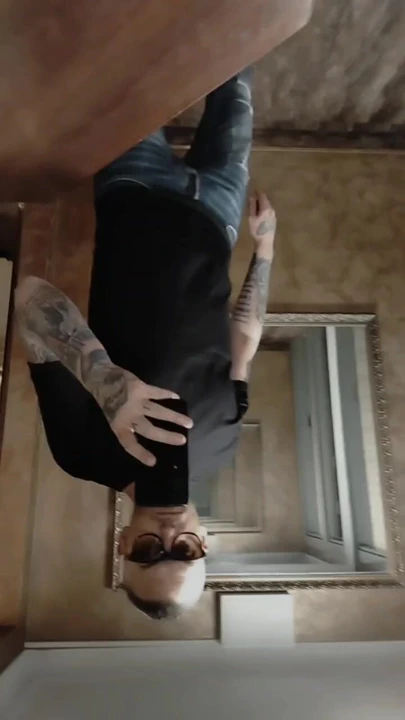 Mavi gözler, keskin zihin, baskın enerji.