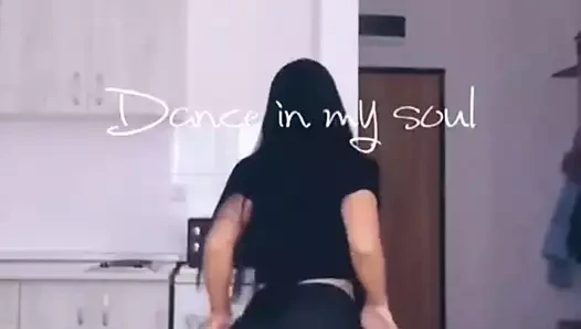 Secy girl büyük götüyle twerk yapıyor