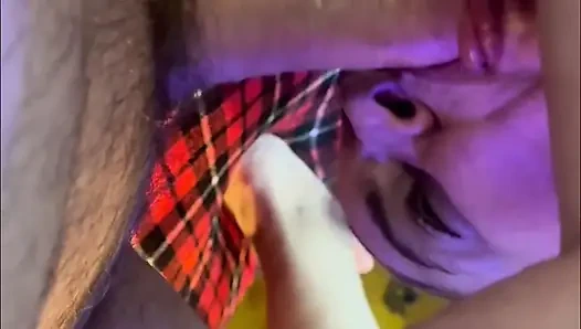 Üvey babaya sakso çekiyor ve yumruklanıyor