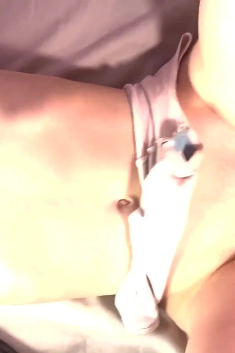 Sıcak üvey kız kardeş penis için yalvarıyor