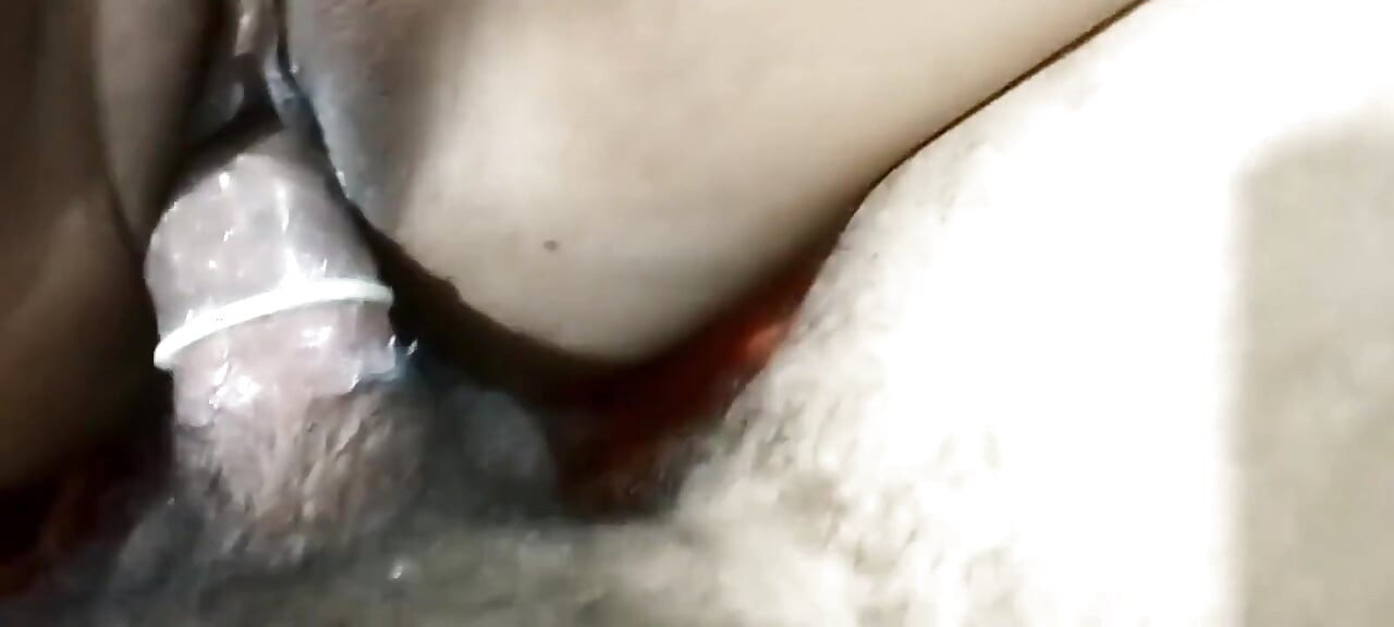 Hintli kız anal yeni seks yaparken yüksek sesle inliyor