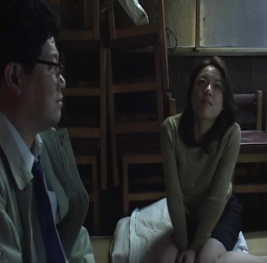 P135G06 A beautiful proprietress running a small nomiyaku with only a counter in Kabukicho. A sensual drama about a touting man and a man chased by debt collectors in the chaotic Showa-era Shinjuku!