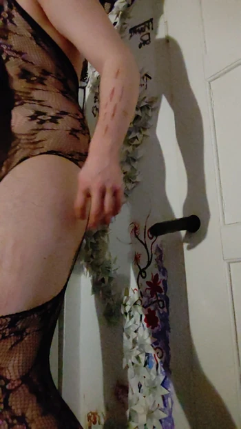 Фембой трахает себя дилдо