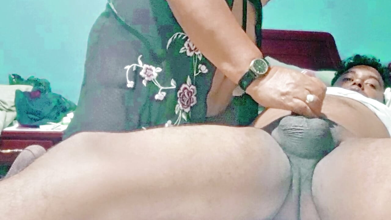 Tam video olgun orta yaşlı seksi kadın birden fazla orgazm oluyor