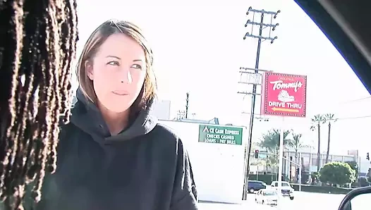 Amcığı parmaklanıyor ve yalanan seksi hatun zenci tarafından sikiliyor