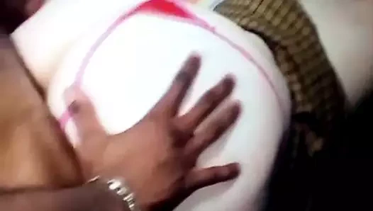 Seksi beyaz kız. siyah horoz için eğilir