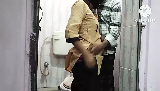 18+ okulda arkadaşıyla banyoda seks