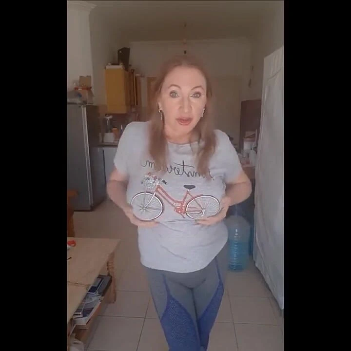 Güzel stip dansı... Sonunda çıplak dans... Büyük göğüslerimin nasıl dans ettiğına bir bak...