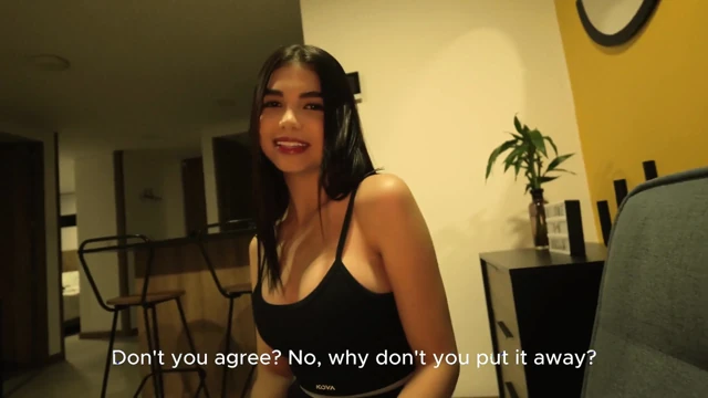 Kolombiyalı üvey kız kardeşim beni fotoğraflarına mastürbasyon yaparken yakaladı ve sonunda beni ham sikiyor! Manuela Vae - Papuchizz