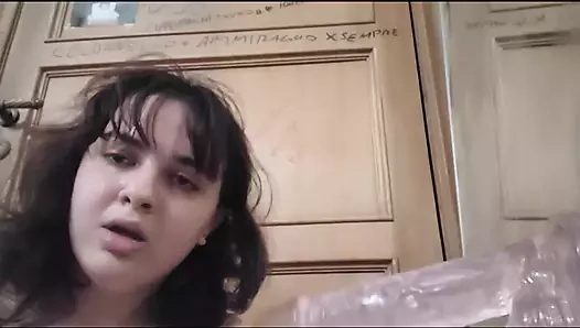 Yeni seks oyuncaklarını deniyor :3