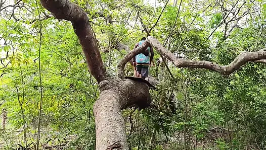 FRIEND I CAUGHT IT IN THE FOREST AND I PUT MY COCK VERY HARD GIVING A SIP INSIDE MY ASS