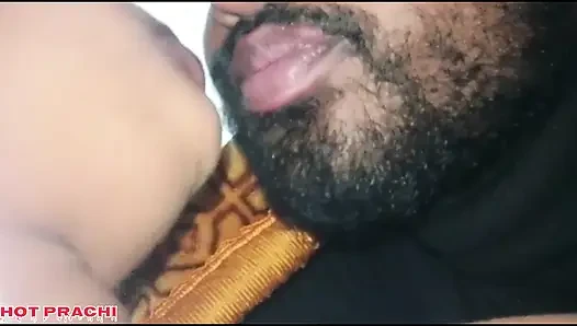 Olgun Hintli evli kadın sakso çekme sahneleri ve zar zor sikişiyor