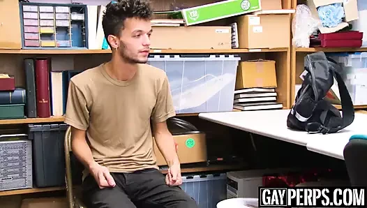 Genç suçlu anüsten bir memur tarafından büyük bir çük ile çarptım