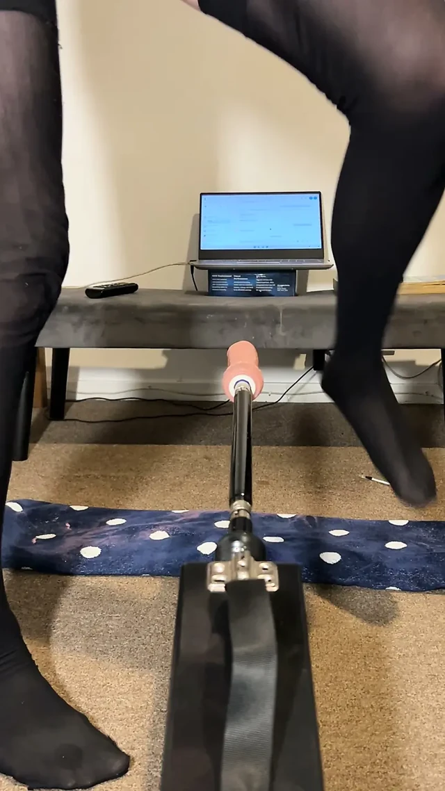 Pembe Peruk ve Sütyenli Sissy Makine Tarafından Kıçtan Sikiliyor - Kalın Dildo Derin Sikme