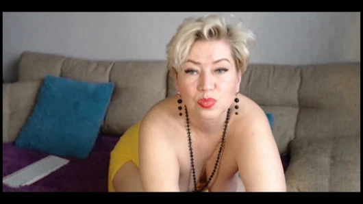 Tatlı karım web kamerası sürtüğü-2 .!. Olgun bir güzelin amında bir dildo ve dik oyuncu götünü sallıyor...