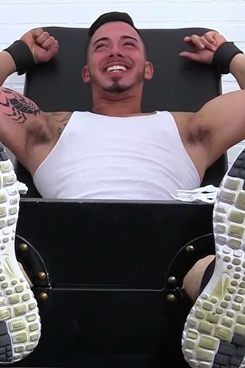 Seksi hunk javy bağlı ve gıdıklanıyor