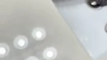 Bir bebek bezi giyen banyoda Kikslut rh4u1