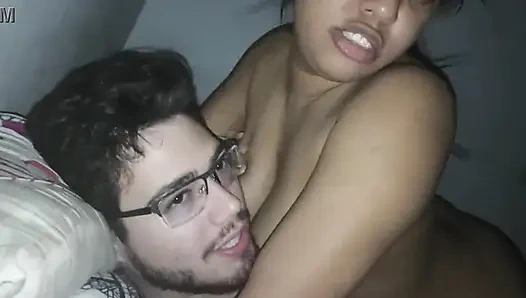 New York Abd'li 18 yaşındaki esmer büyük sarkık memeler üvey erkek kardeşinin büyük yarak laboratuvarında sikişiyor