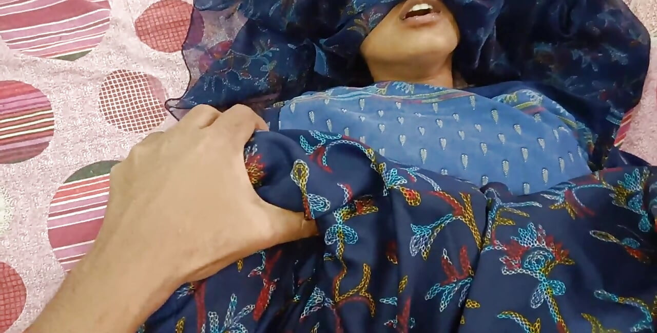 Hintli desi köylü kadın net Hintçe ses kaydıyla sikiliyor