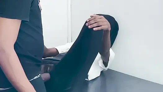 Bu küçük zenci kadın bu büyük yarağı almayı seviyor